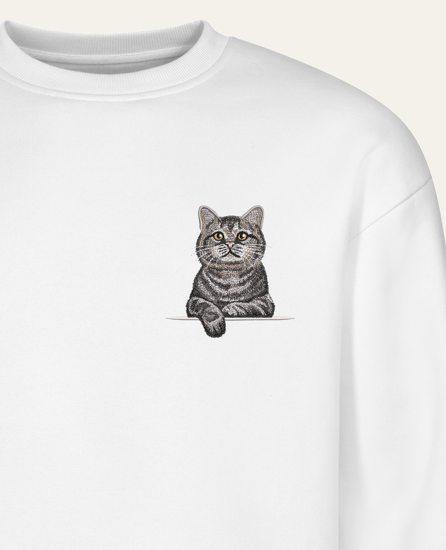 Kot szkocki (tabby) (szary) – bluza z haftem, biała