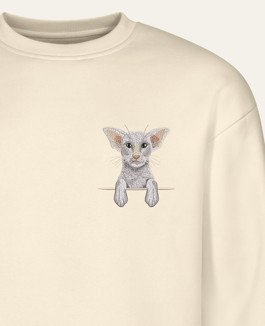 Kot orientalny (biały) – bluza z haftem, piaskowa