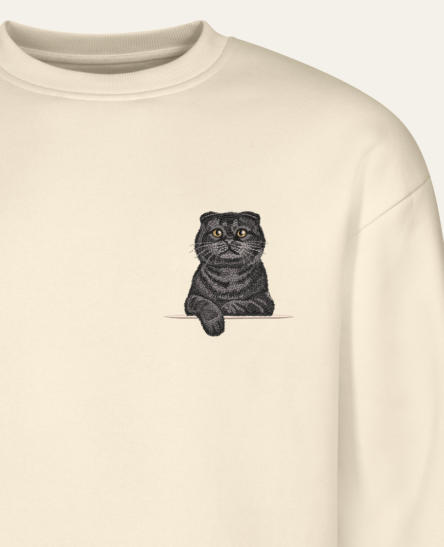 Kot szkocki fold (czarny) – bluza z haftem, piaskowa