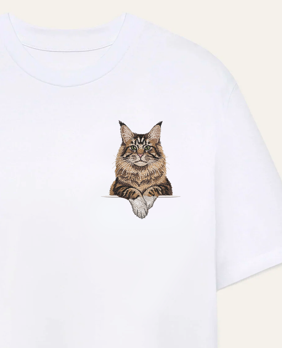 Maine coon (brązowy pręgowany z białymi łapkami) – koszulka z haftem