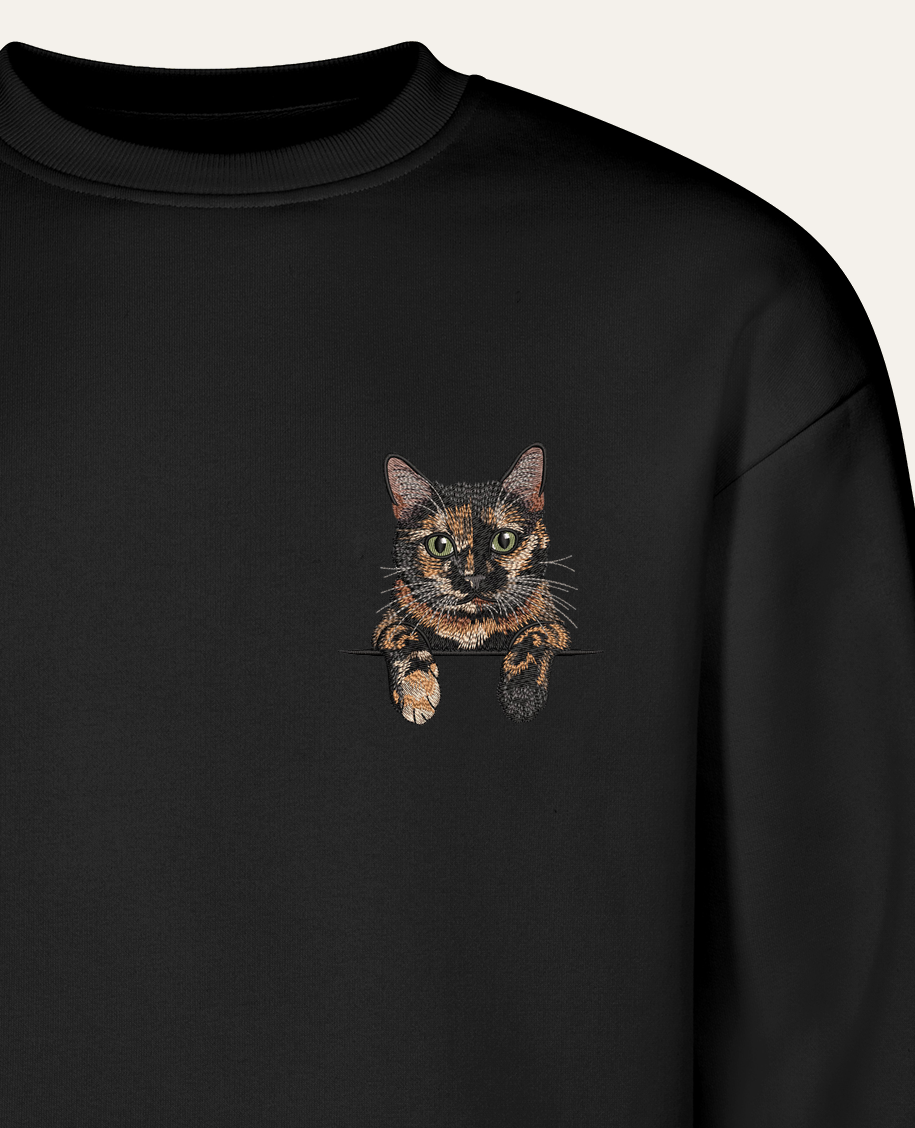 Kot szylkretowy – bluza z haftem, czarna