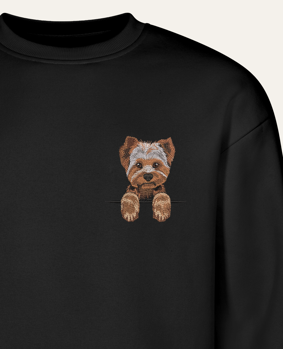 Yorkshire terrier – bluza z haftem, czarna (zbliżenie)