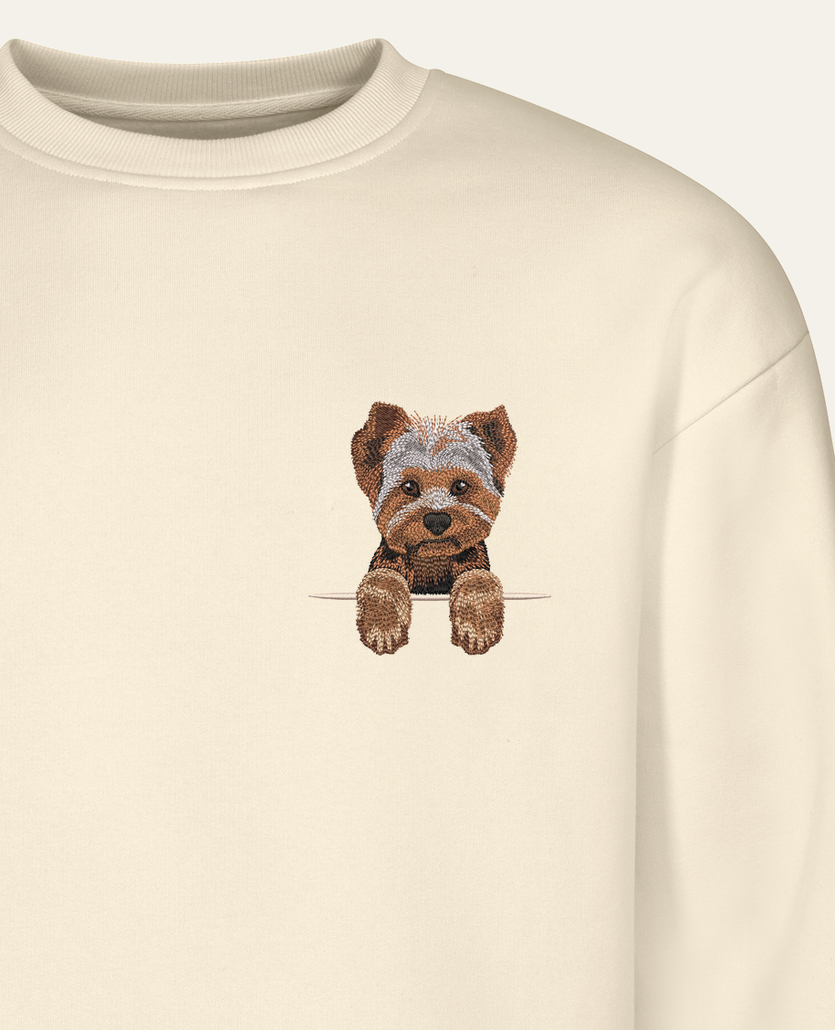 Yorkshire terrier – bluza z haftem, piaskowa (zbliżenie)