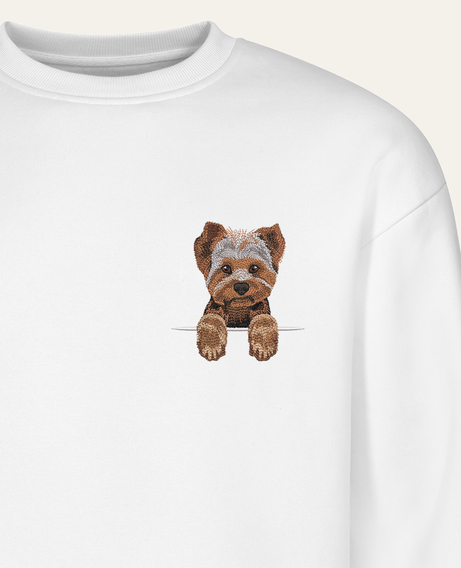 Yorkshire terrier – bluza z haftem, biała (zbliżenie)