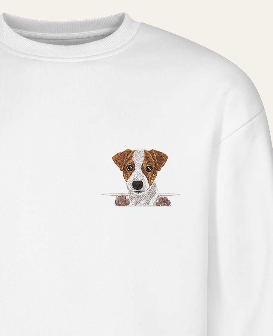 Jack Russell terrier (brązowy) – bluza z haftem, biała (zbliżenie)
