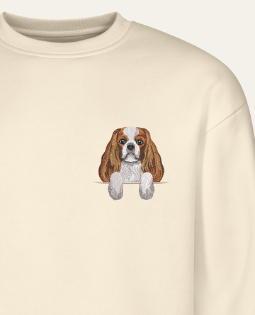 Cavalier King Charles Spaniel (blenheim) – bluza z haftem, piaskowa (zbliżenie)