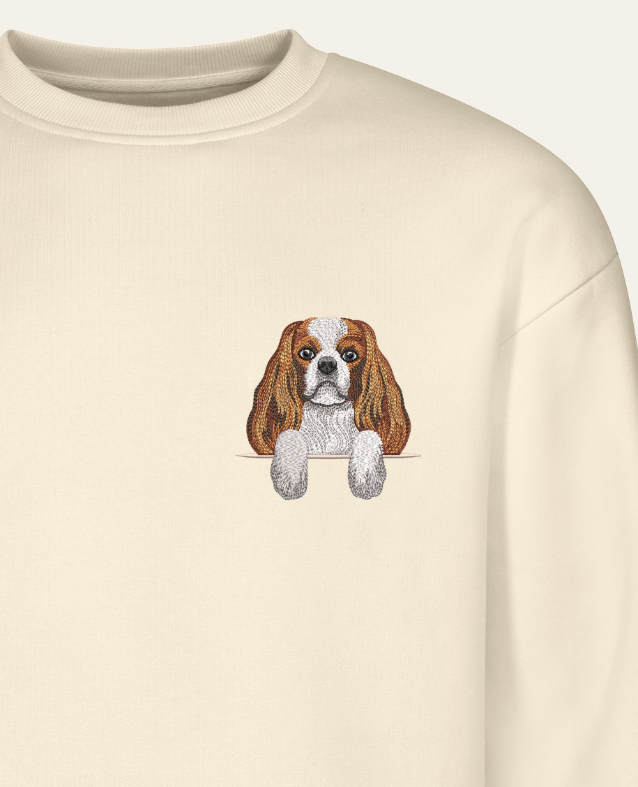 Cavalier King Charles Spaniel (blenheim) – bluza z haftem, piaskowa (zbliżenie)