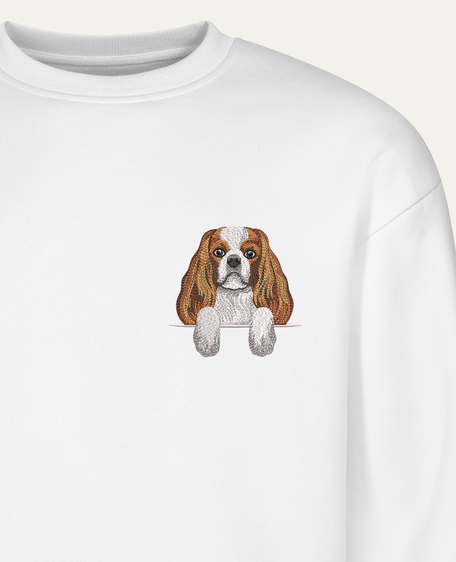 Cavalier King Charles Spaniel (blenheim) – bluza z haftem, biała (zbliżenie)