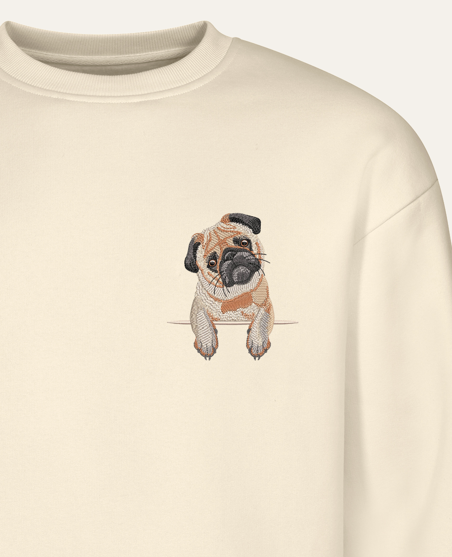 Mops (beżowy) – bluza z haftem, piaskowa (zbliżenie)