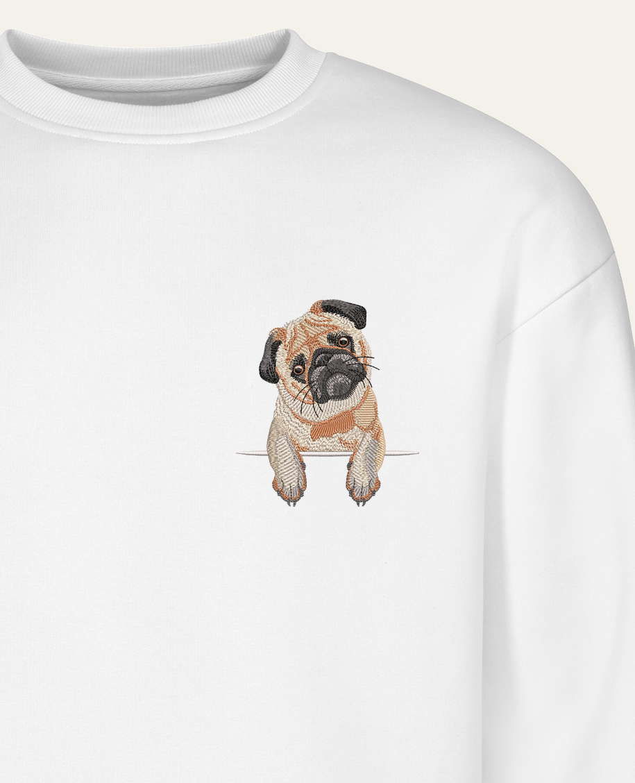 Mops (beżowy) – bluza z haftem, biała (zbliżenie)