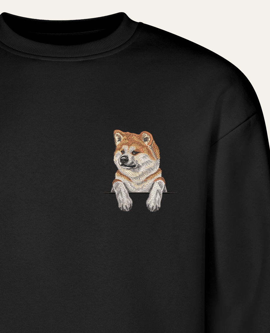 Akita – bluza z haftem, czarna (zbliżenie)