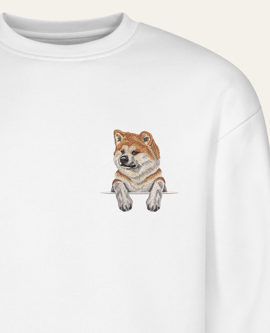 Akita – bluza z haftem, biała (zbliżenie)