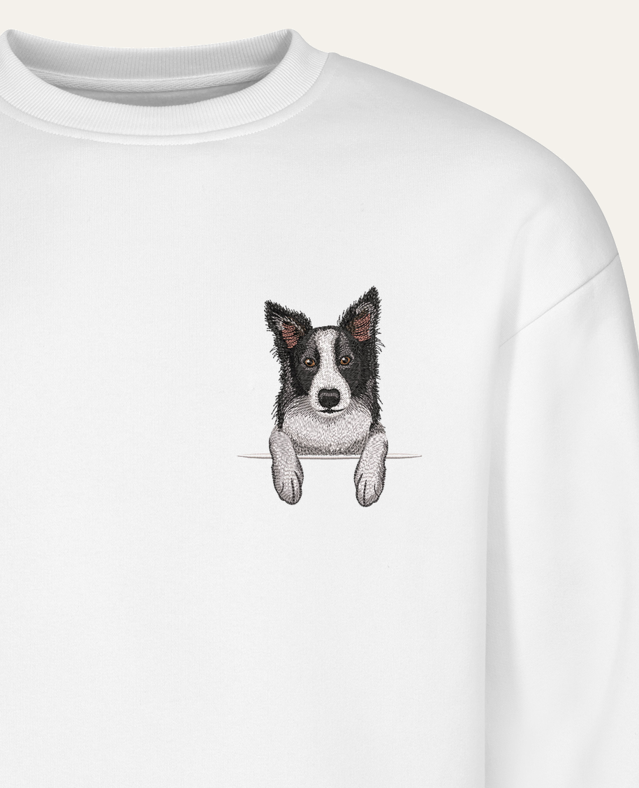 Border collie (czarny) – bluza z haftem, biała (zbliżenie)