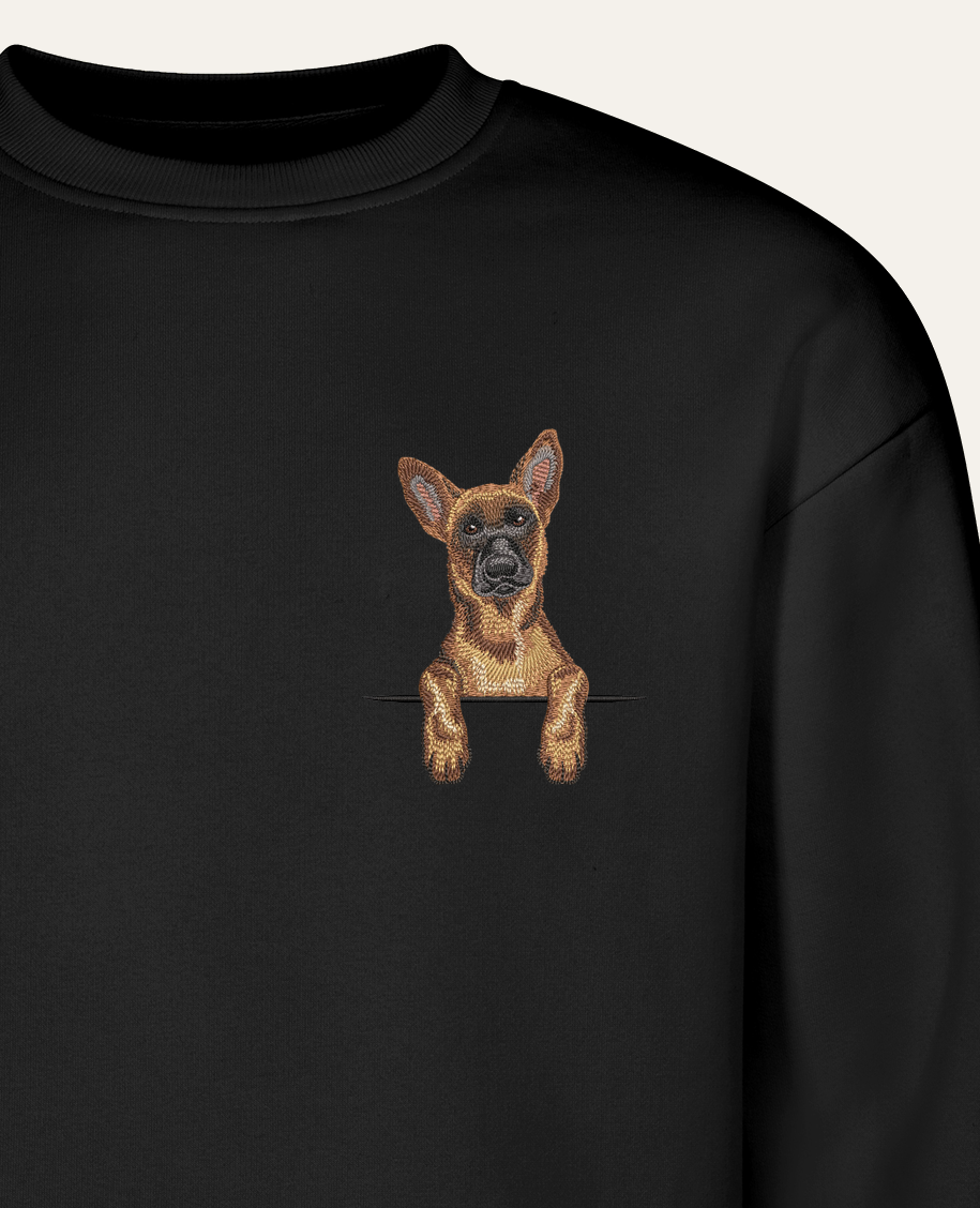 Owczarek belgijski malinois – bluza z haftem, czarna (zbliżenie)