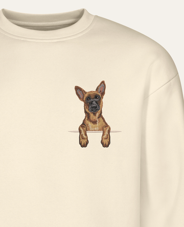 Owczarek belgijski malinois – bluza z haftem, piaskowa (zbliżenie)