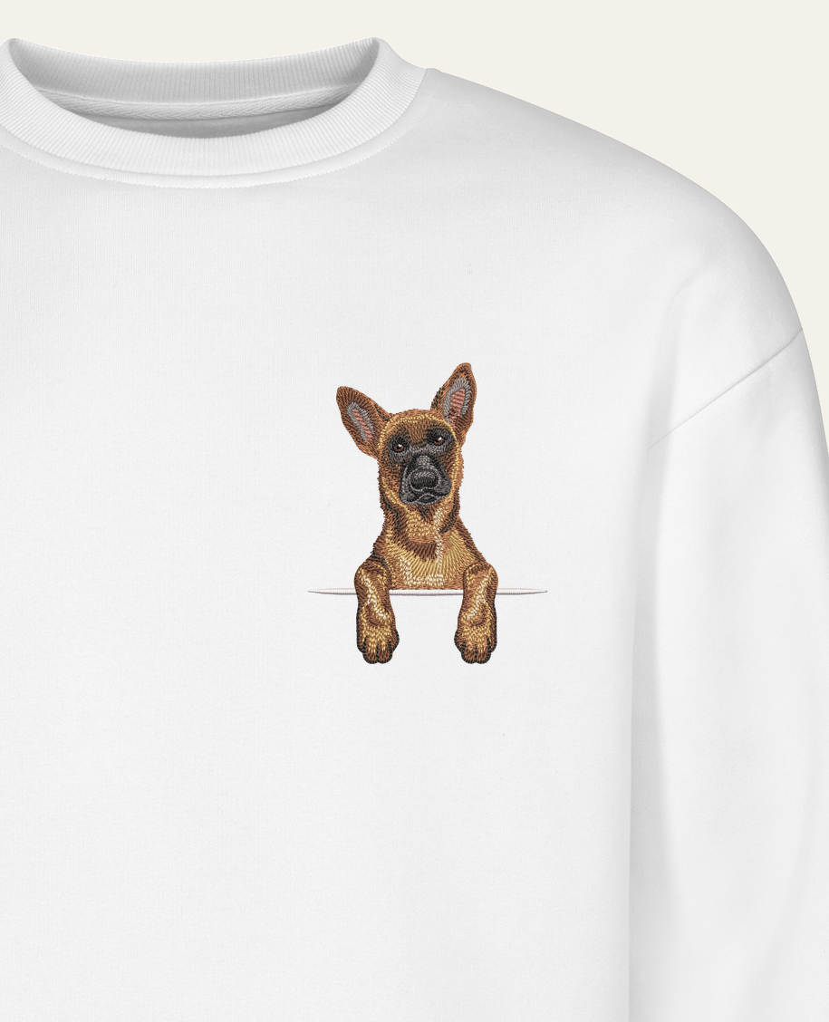 Owczarek belgijski malinois – bluza z haftem, biała (zbliżenie)