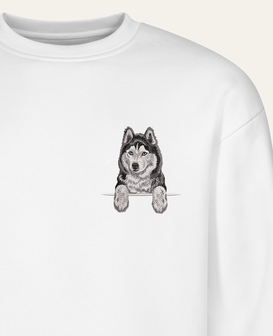 Husky syberyjski (czarny) – bluza z haftem, biała (zbliżenie)