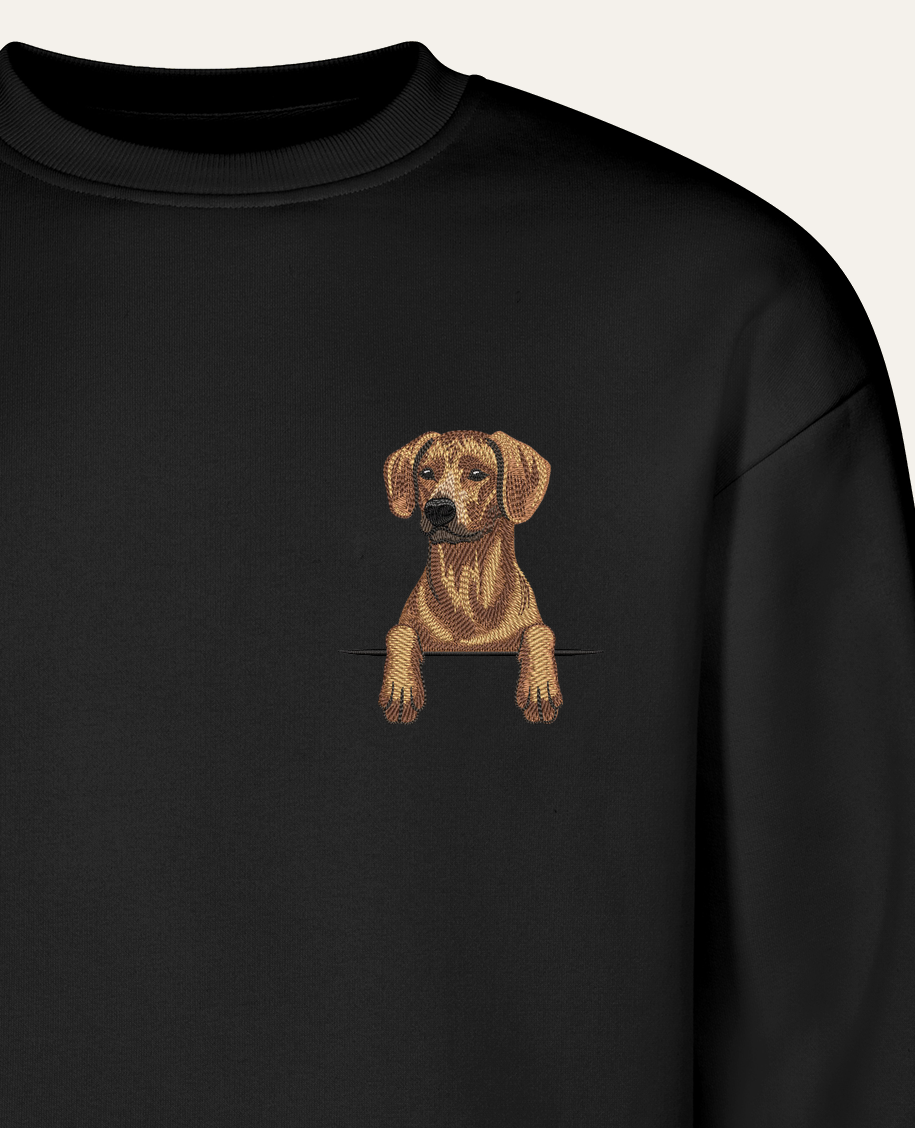 Rhodesian ridgeback – bluza z haftem, czarna (zbliżenie)