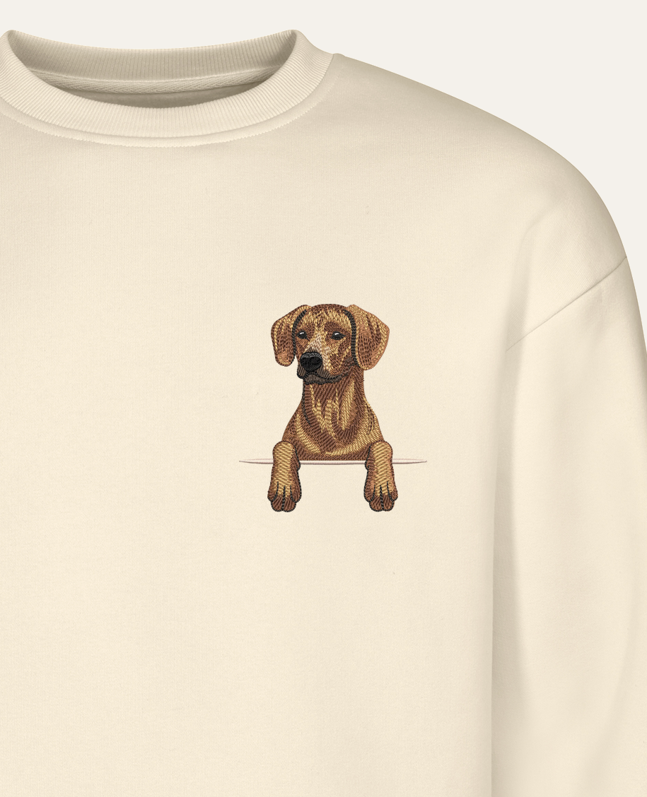 Rhodesian ridgeback – bluza z haftem, piaskowa (zbliżenie)