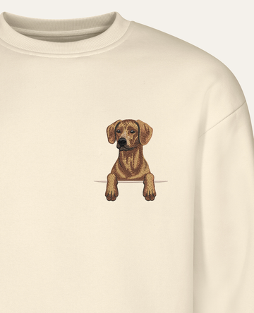 Rhodesian ridgeback – bluza z haftem, piaskowa (zbliżenie)