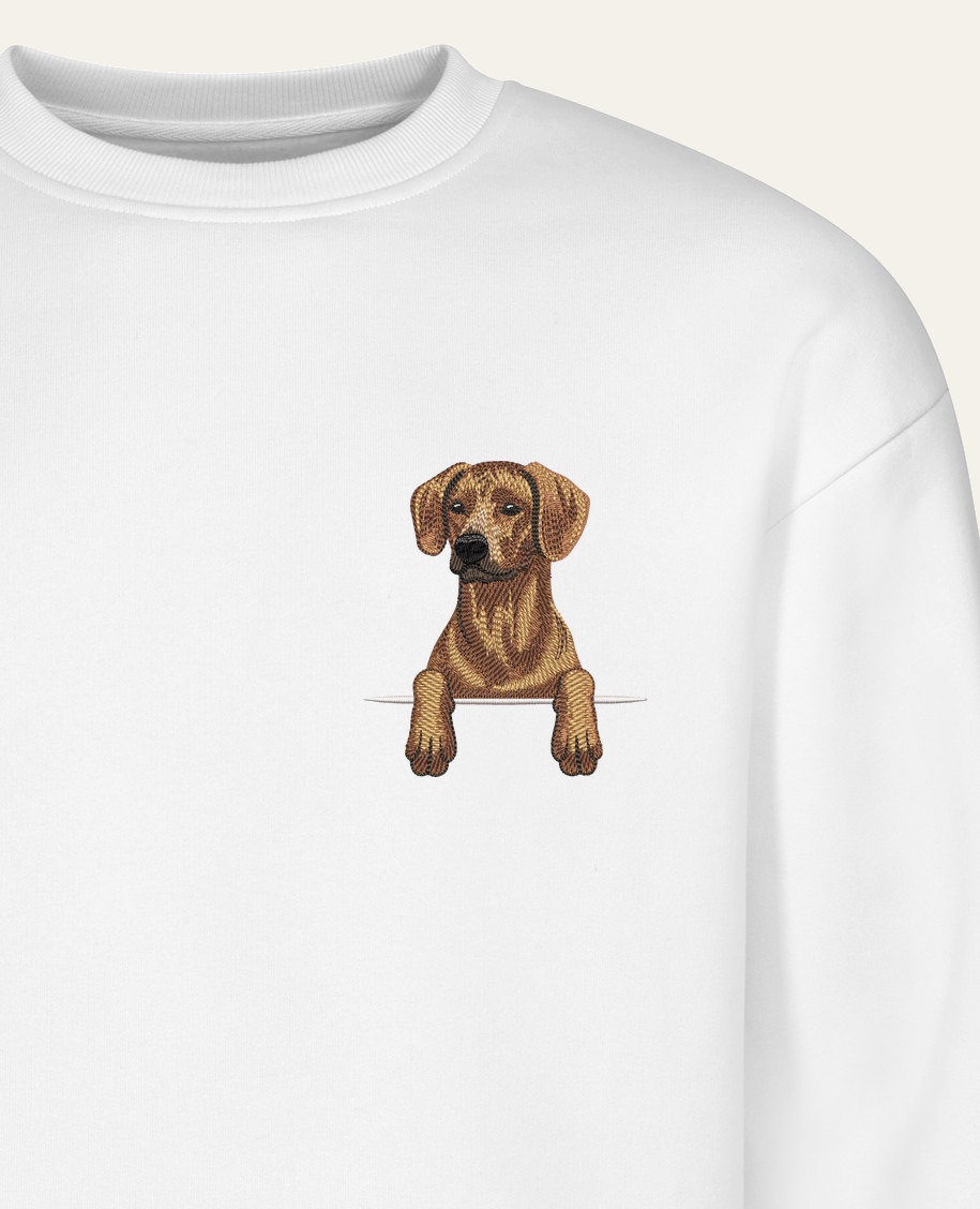 Rhodesian ridgeback – bluza z haftem, biała (zbliżenie)