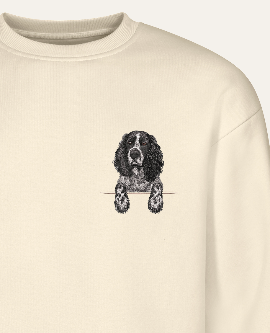 Spaniel rosyjski (czarny) – bluza z haftem, piaskowa (zbliżenie)