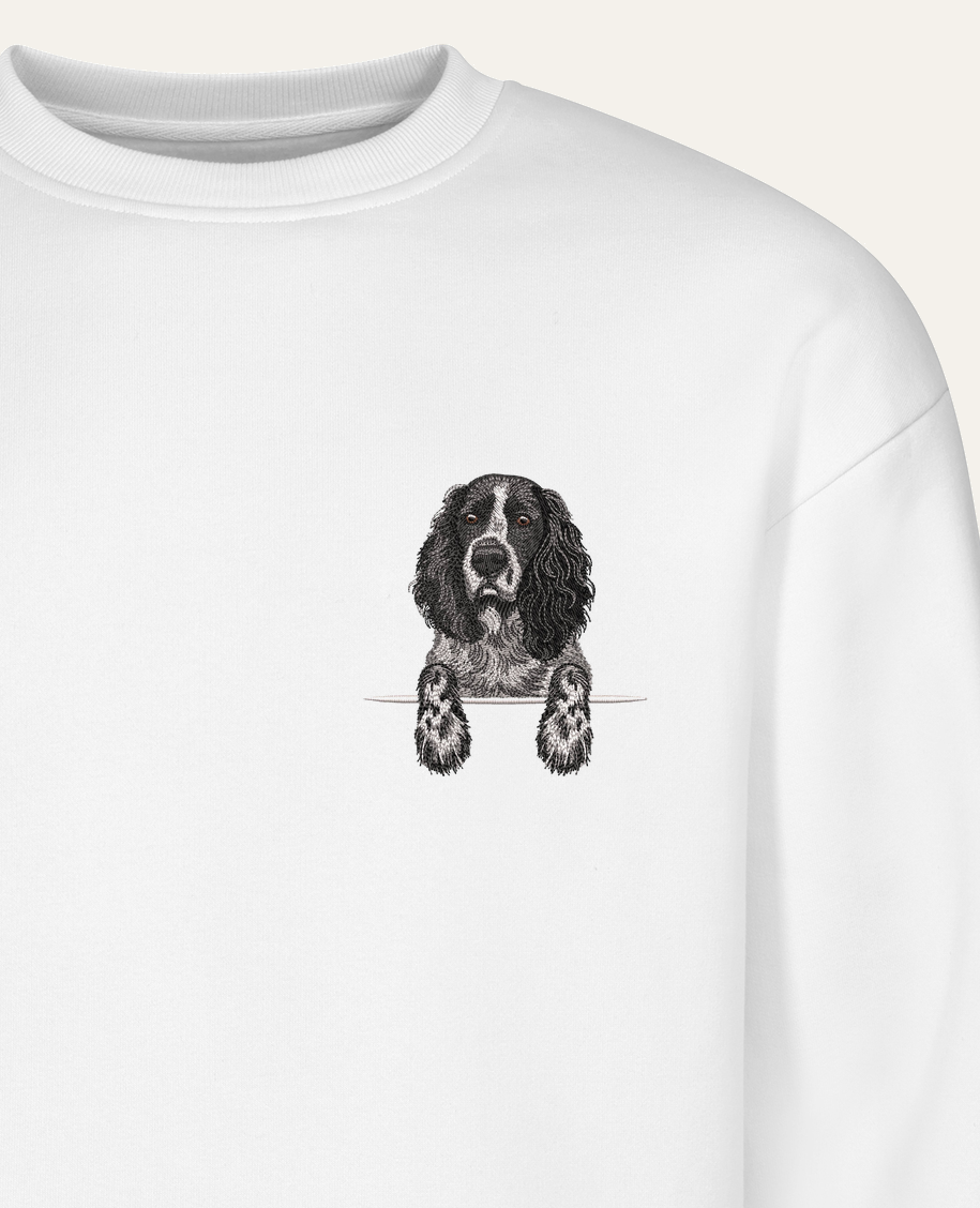 Spaniel rosyjski (czarny) – bluza z haftem, biała (zbliżenie)