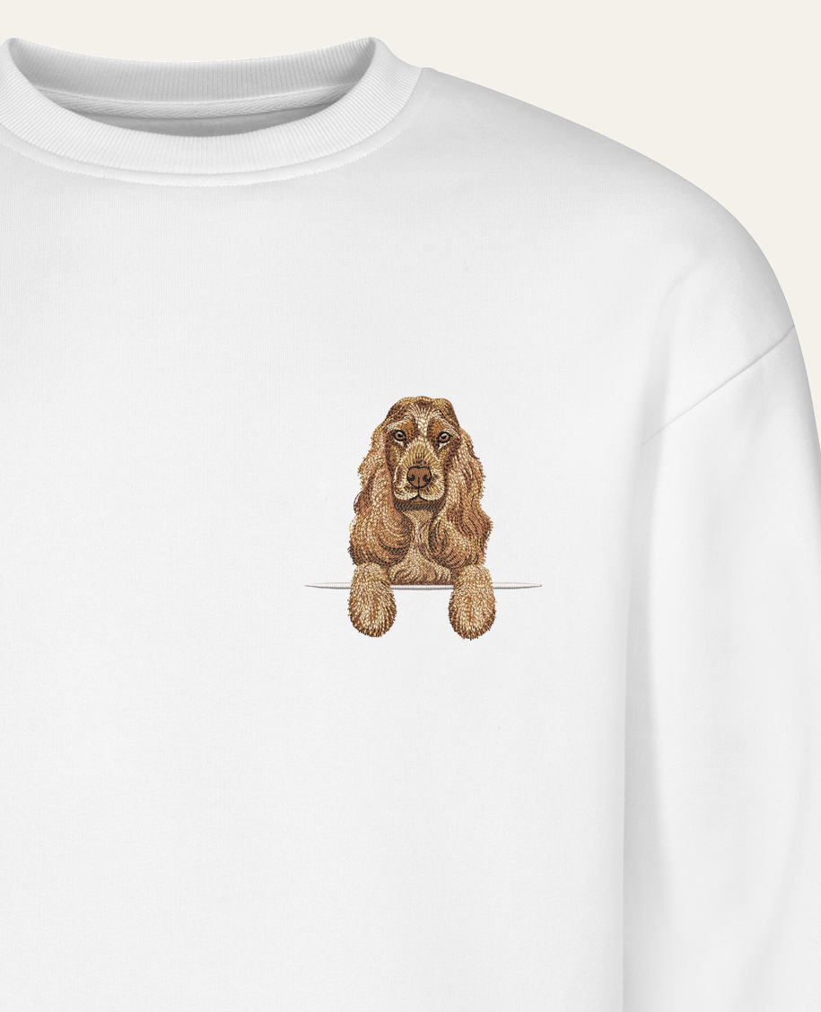 Cocker spaniel angielski (marmurkowy) – bluza z haftem, biała (zbliżenie)