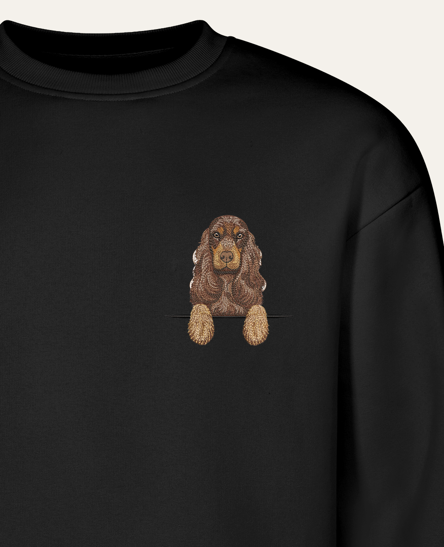 Cocker spaniel angielski (czekoladowo-podpalany) – bluza z haftem, czarna (zbliżenie)