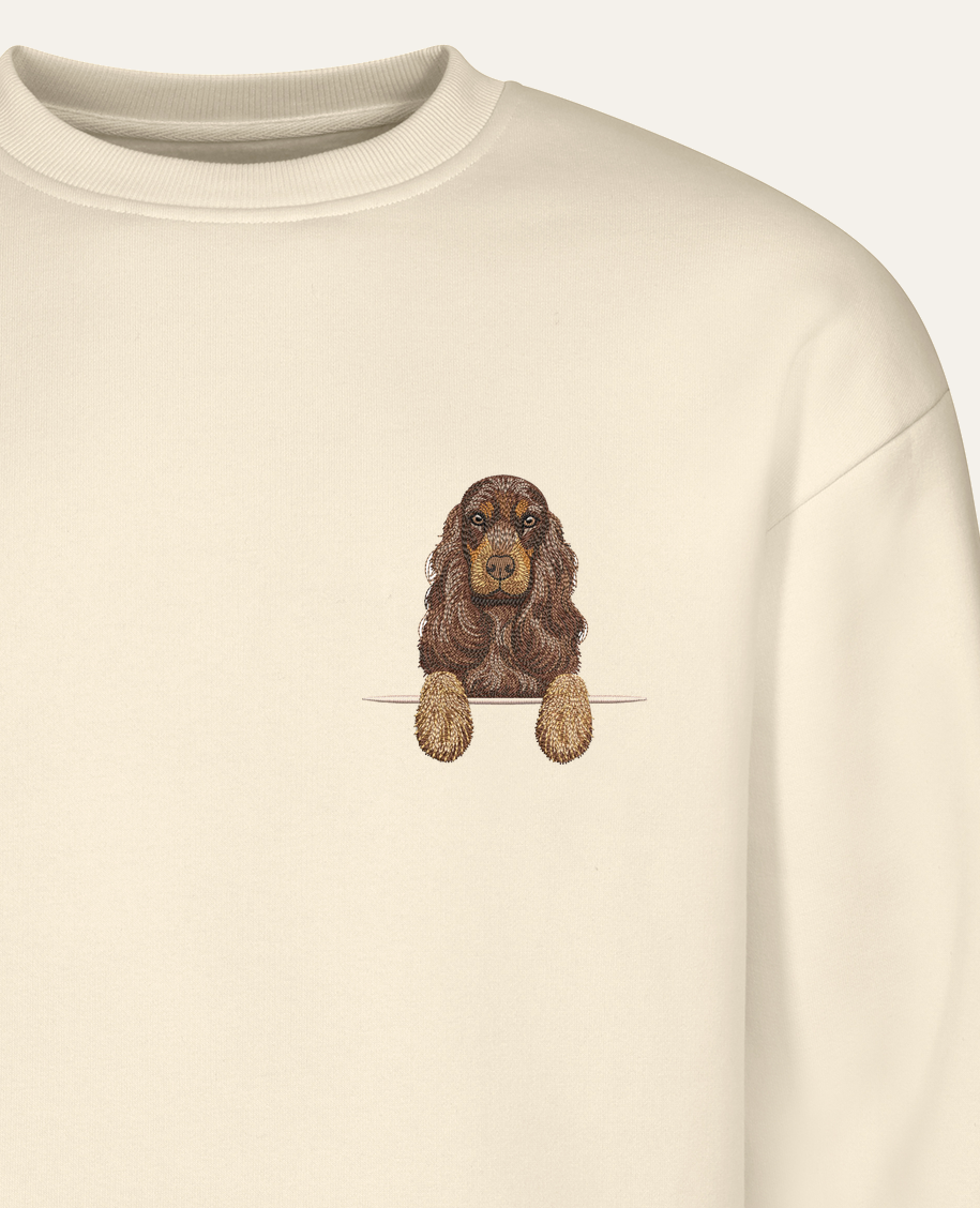 Cocker spaniel angielski (czekoladowo-podpalany) – bluza z haftem, piaskowa (zbliżenie)