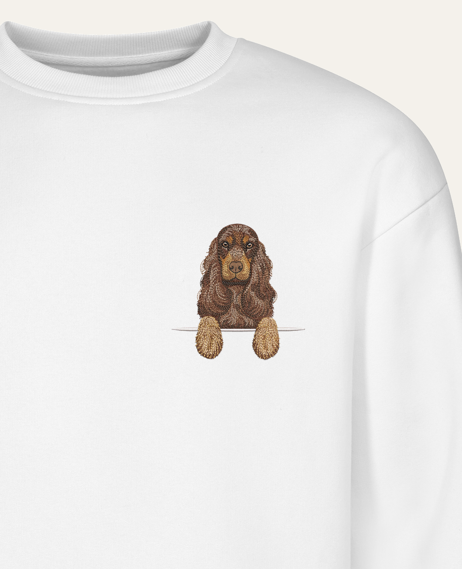 Cocker spaniel angielski (czekoladowo-podpalany) – bluza z haftem, biała (zbliżenie)