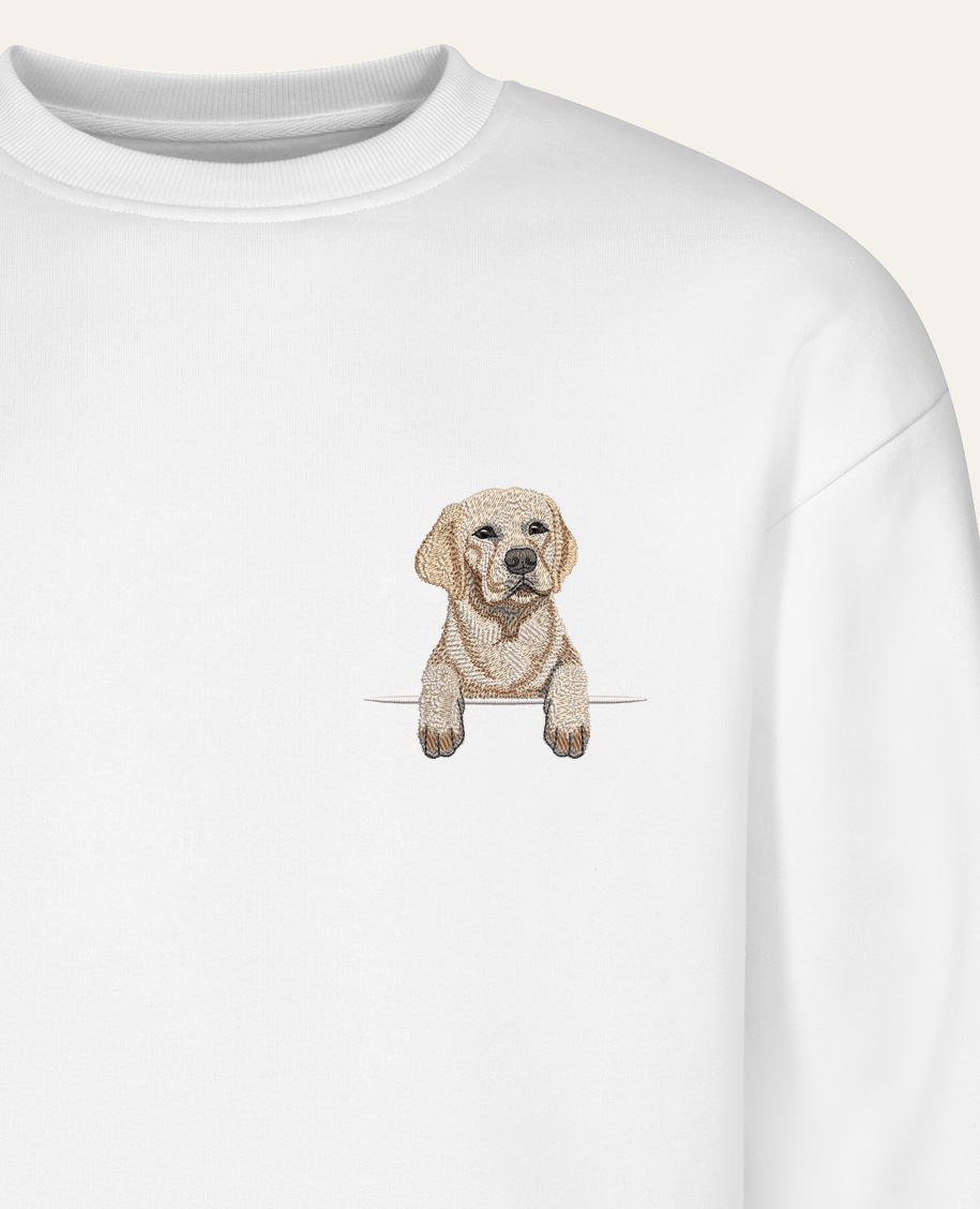 Labrador retriever (złoty) – bluza z haftem, biała (zbliżenie)