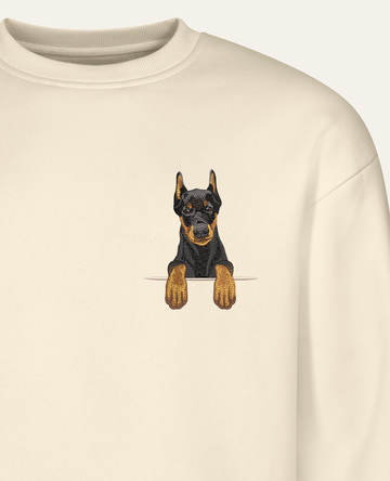 Doberman (czarny) – bluza z haftem, piaskowa (zbliżenie)