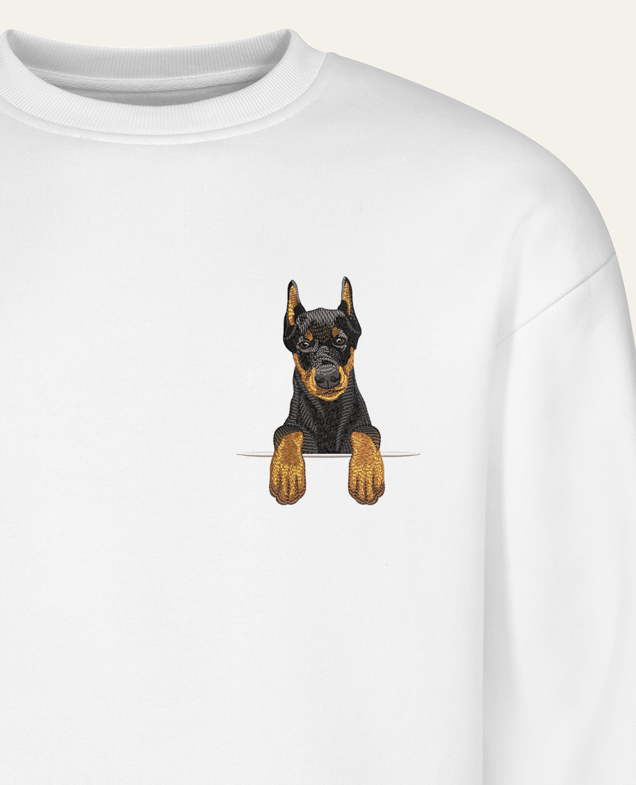 Doberman (czarny) – bluza z haftem, biała (zbliżenie)