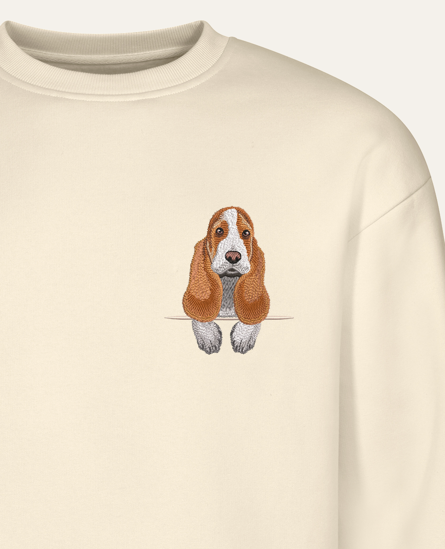 Basset hound – bluza z haftem, piaskowa (zbliżenie)
