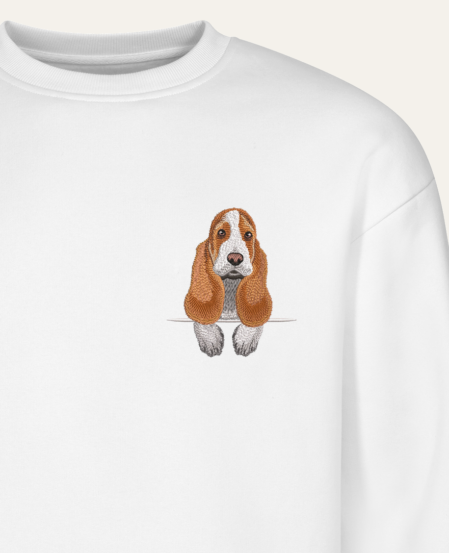 Basset hound – bluza z haftem, biała (zbliżenie)