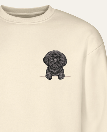 Shih tzu (czarny) – bluza z haftem, piaskowa (zbliżenie)