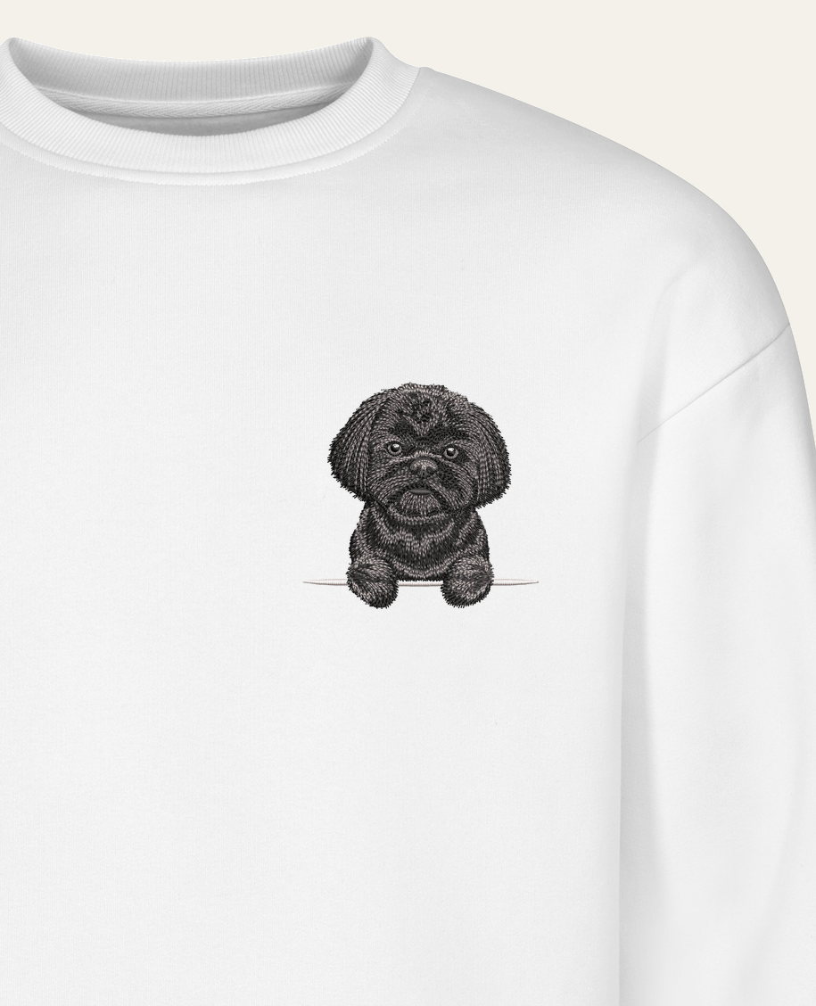 Shih tzu (czarny) – bluza z haftem, biała (zbliżenie)