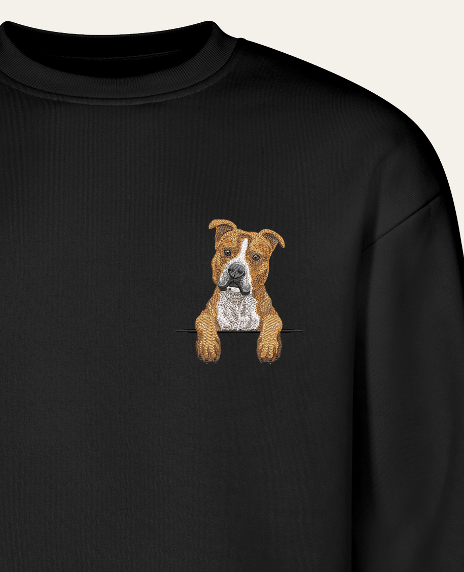 Staffordshire terrier niekopiowany (brązowy) – bluza z haftem, czarna (zbliżenie)