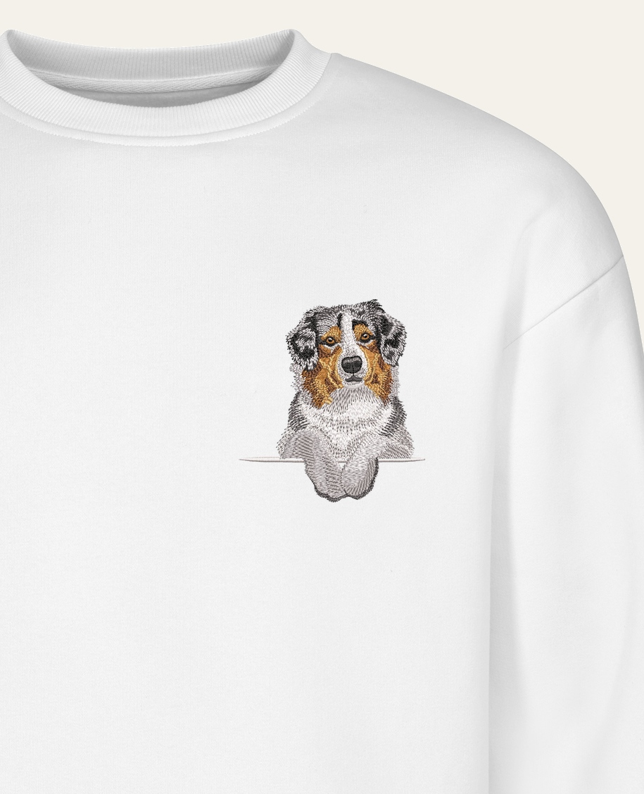 Owczarek australijski (czarny) – bluza z haftem, biała (zbliżenie)