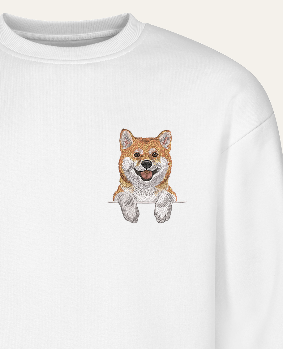 Shiba (rudy) – bluza z haftem, biała (zbliżenie)
