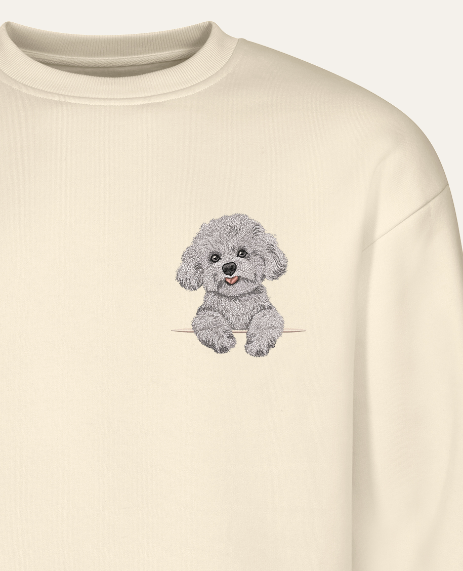Bichon frisé (biały) – bluza z haftem, piaskowa (zbliżenie)