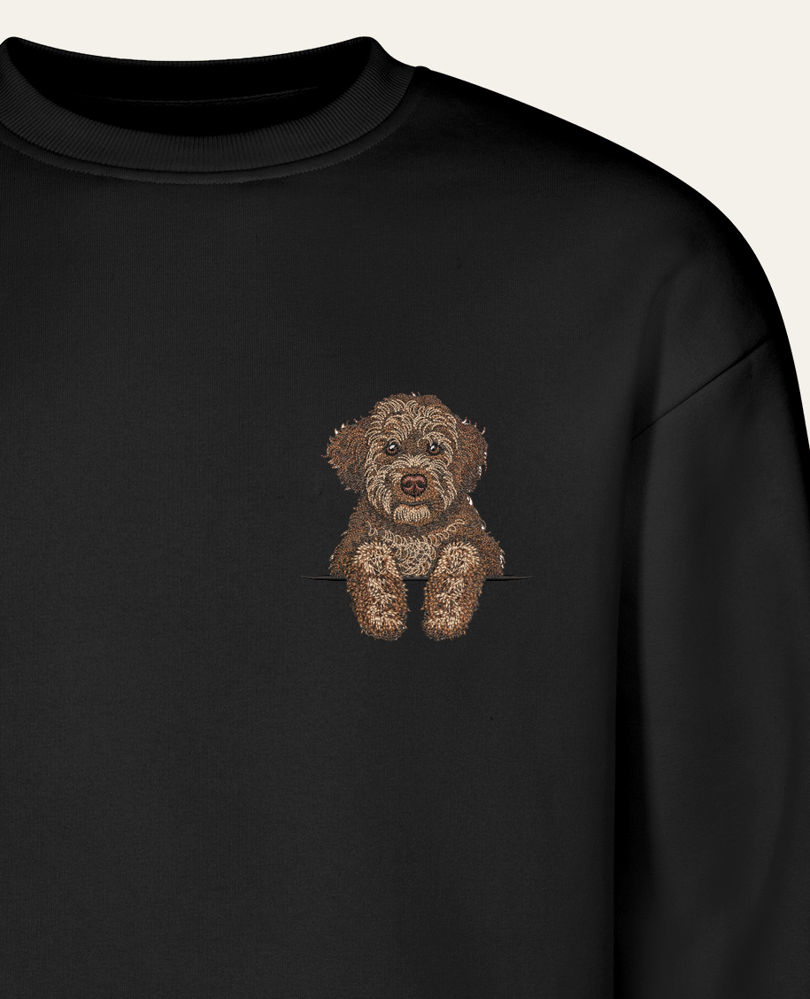 Lagotto romagnolo (brązowy) – bluza z haftem, czarna (zbliżenie)