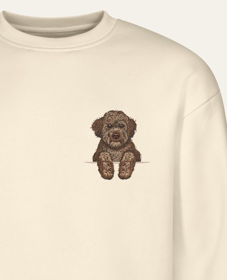 Lagotto romagnolo (brązowy) – bluza z haftem, piaskowa (zbliżenie)