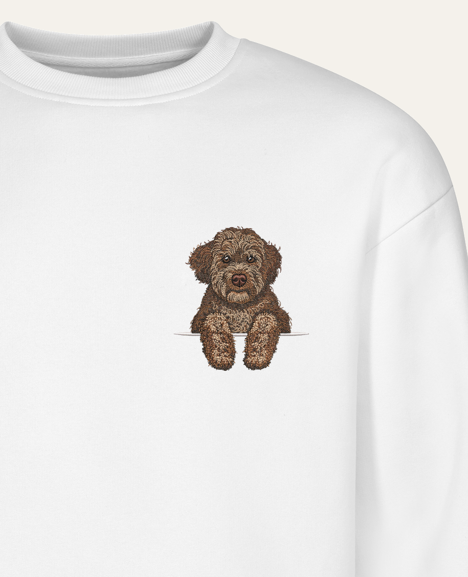 Lagotto romagnolo (brązowy) – bluza z haftem, biała (zbliżenie)
