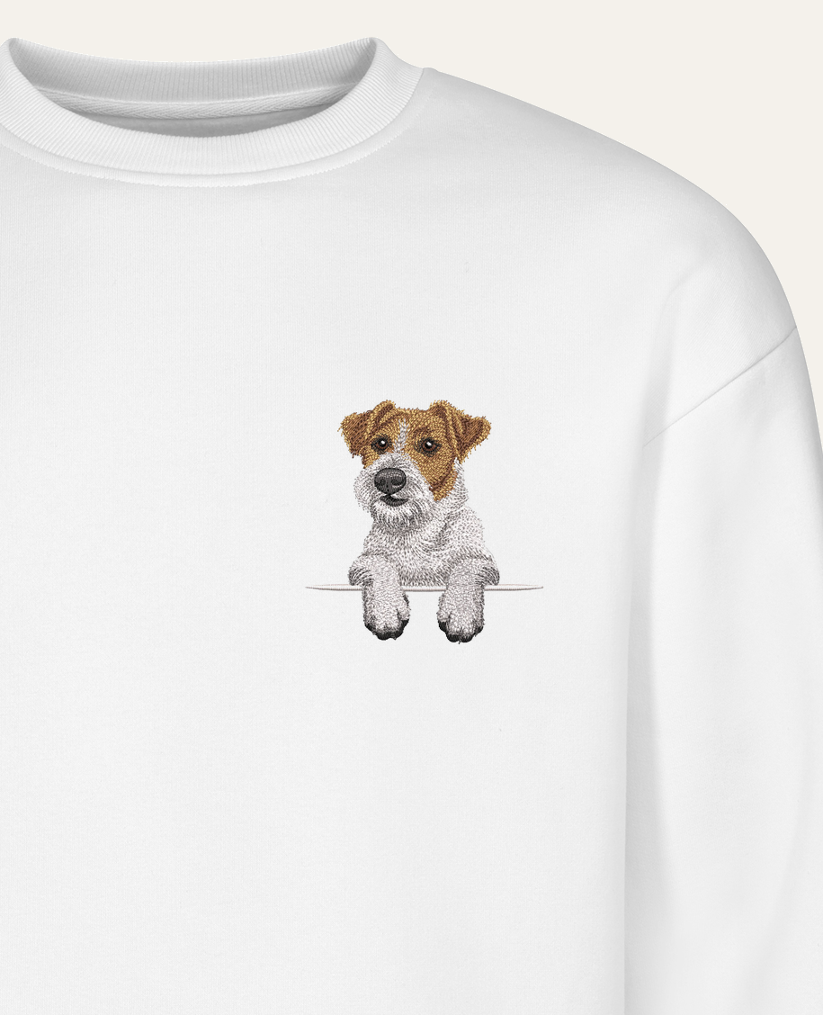 Jack Russell terrier (długowłosy) – bluza z haftem, biała (zbliżenie)