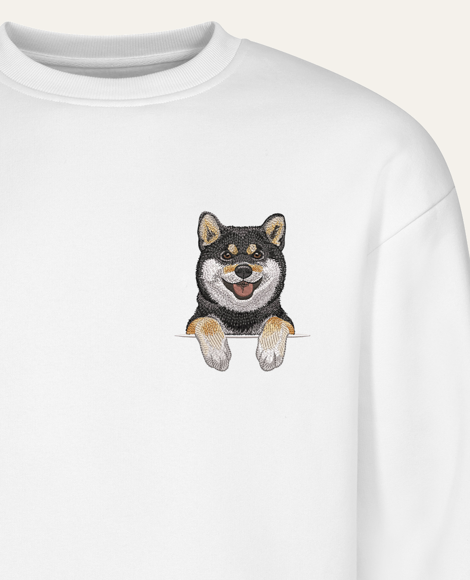 Shiba (czarny) – bluza z haftem, biała (zbliżenie)