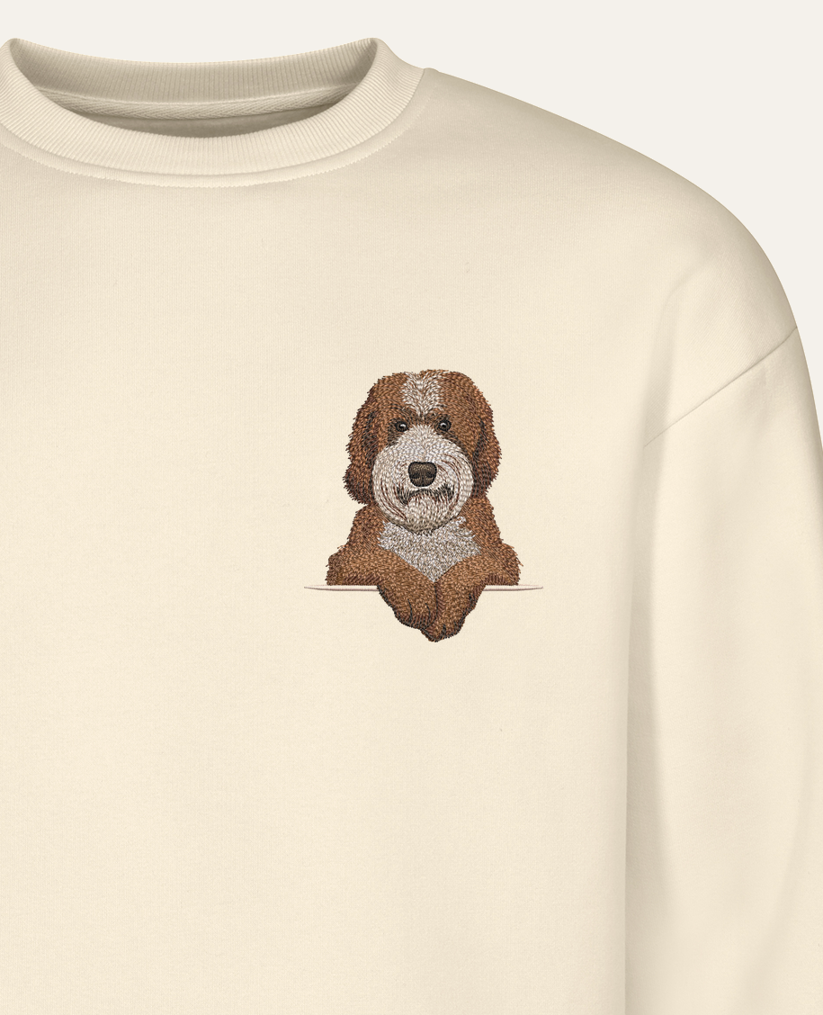 Labradoodle wzór 2 – bluza z haftem, piaskowa (zbliżenie)