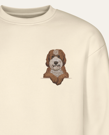 Labradoodle wzór 2 – bluza z haftem, piaskowa (zbliżenie)