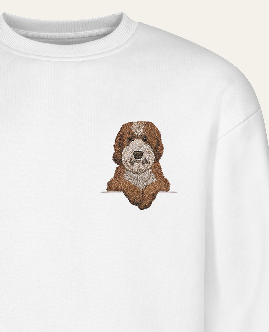Labradoodle wzór 2 – bluza z haftem, biała (zbliżenie)